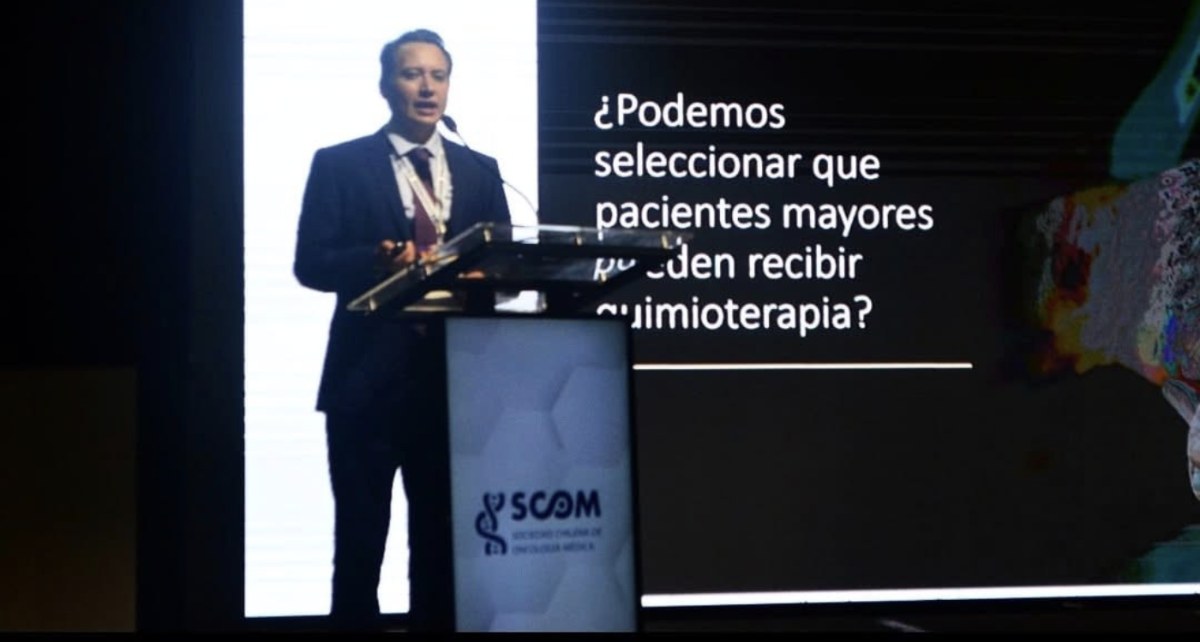 El Dr. Gonzalo Navarrete exponiendo: ¿Podemos seleccionar qué pacientes mayores pueden recibir quimioterapia?