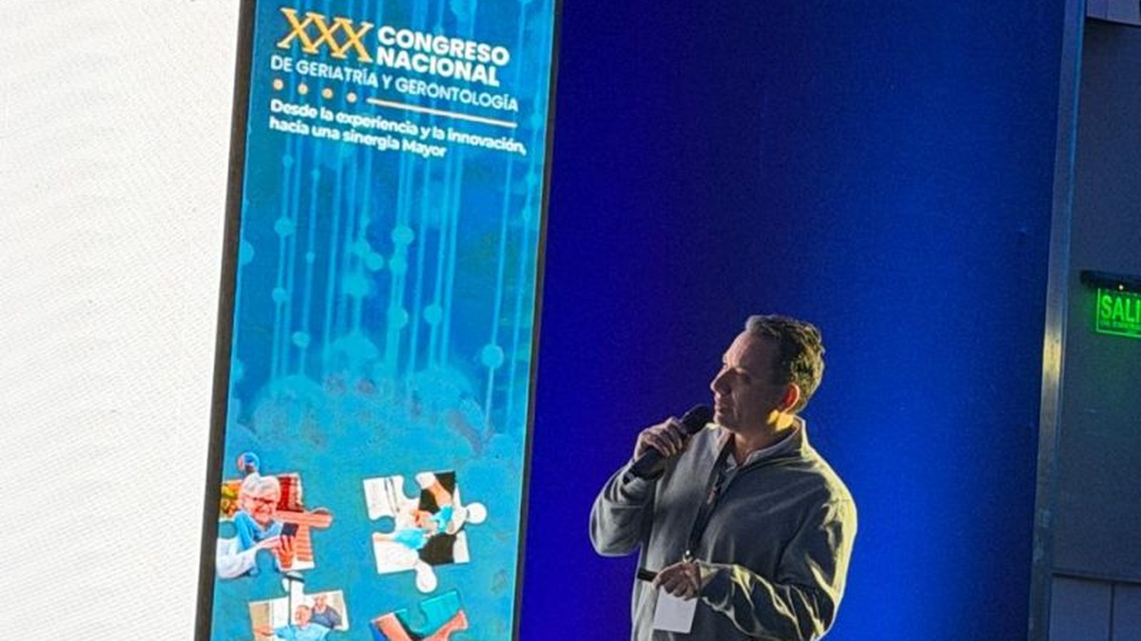 El Dr. Gonzalo Navarrete exponiendo en el XXX Congreso Nacional de Geriatría y Gerontología